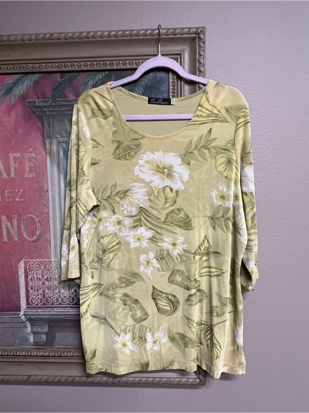 Travel Elegance Light Green Floral Scoop Neck Tunic Top